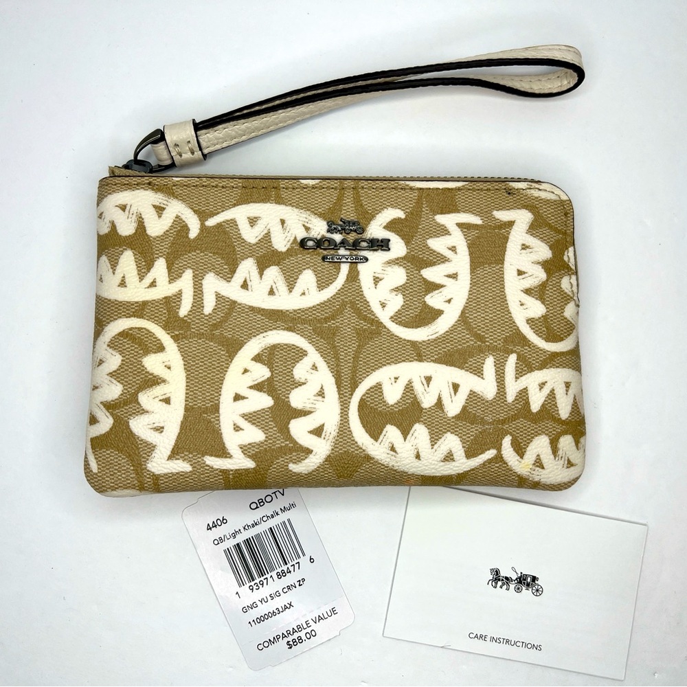 NWT COACH Corner Zip Wristlet Signature Canvas Rexy by Guang Yu Lt Khaki/Chalk
